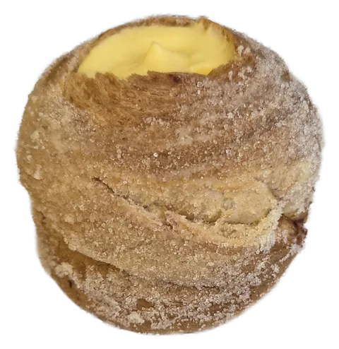 Crofin cubierto de azúcar con crema pastelera en la parte de arriba