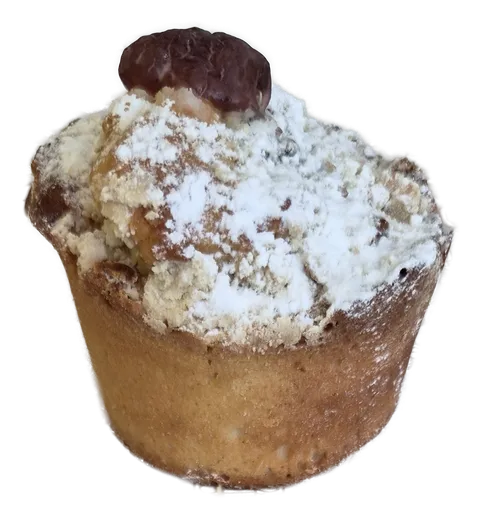 Muffin de frutos rojos con migas y azúcar glass encima, coronado con una fruta oscura